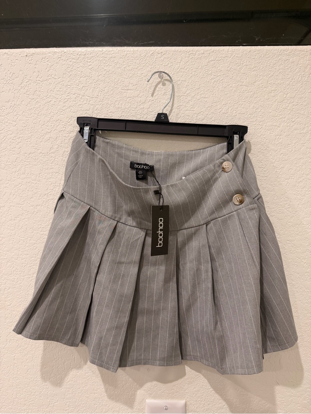 Boohoo Gray Pinstripe Pleated Mini Skirt with Side Buttons - Picture 1 of 3